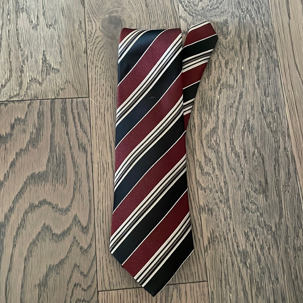 Geoffrey Beene | mens silk tie, classic stripe, maroon , black,